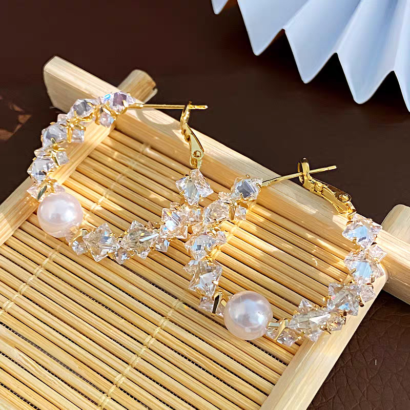 Centered Pearl Crystals Earrings