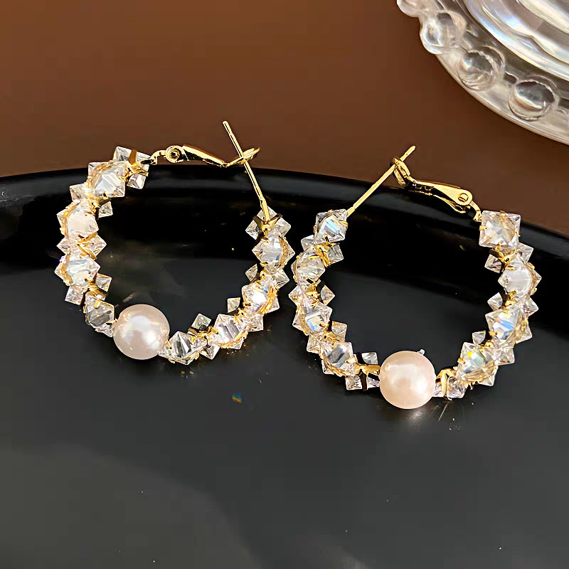 Centered Pearl Crystals Earrings
